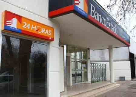 "Por ejemplo, el costo de un giro en un cajero automático BancoEstado o en CajaVecina bajará en este plan de $300 a $200, mientras que aumentará de $300 a $480 en cajeros automáticos de otros bancos. Al mismo tiempo se bajó de $100 a costo $0 la consulta de saldo en los cajeros automáticos y auto servicios BancoEstado", agregó.