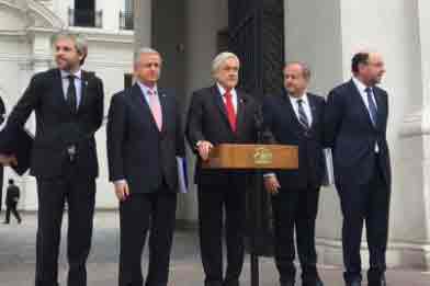 Por su parte, el diputado Tucapel Jimenez (PPD) dijo que "estamos con una buena disposición, pero con el ánimo de que sea una reforma y no una modificación al sistema de pensiones. Para mí es un derecho social, pero el Gobierno insiste en que esto es un negocio al seguir dándole este 4% a las AFPs".